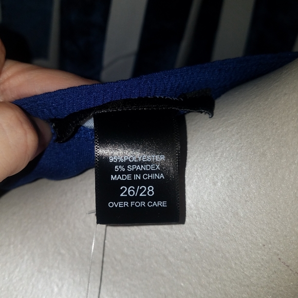 Plus size puff sleeve top - Picture 3 of 4